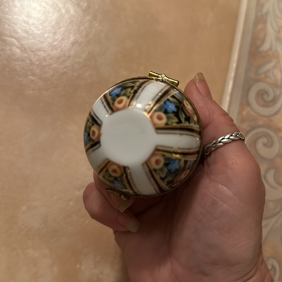 Vintage EGG TRINKET CONTAINER - Picture 8 of 8